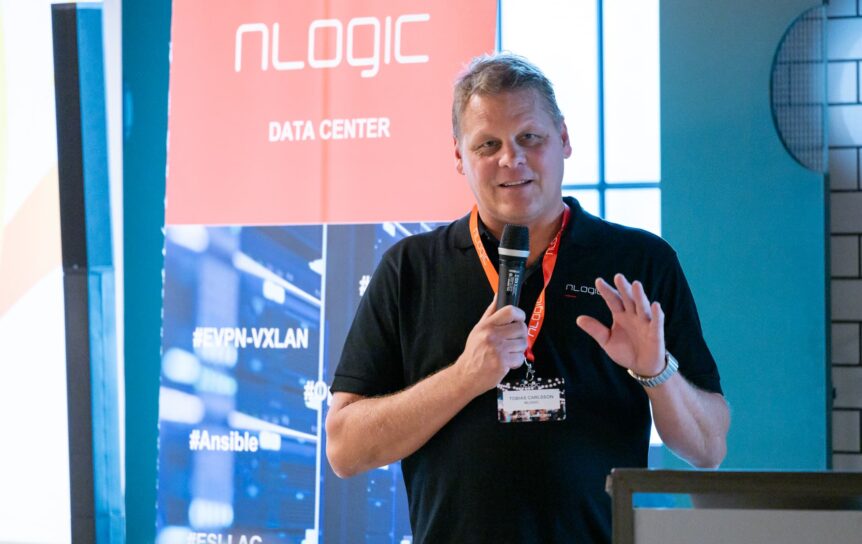 nLogic-taler på messe.