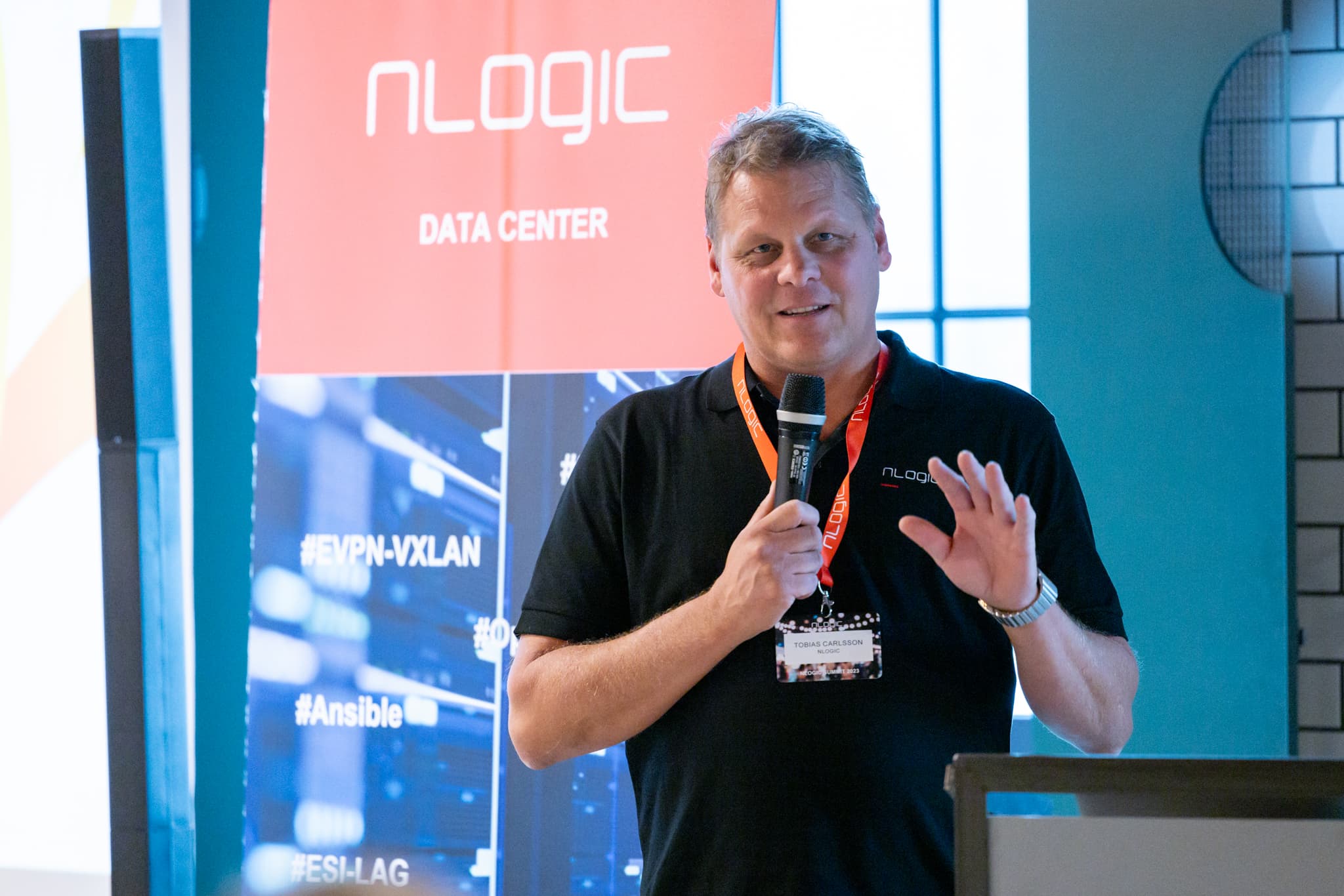 nLogic-taler på messe.