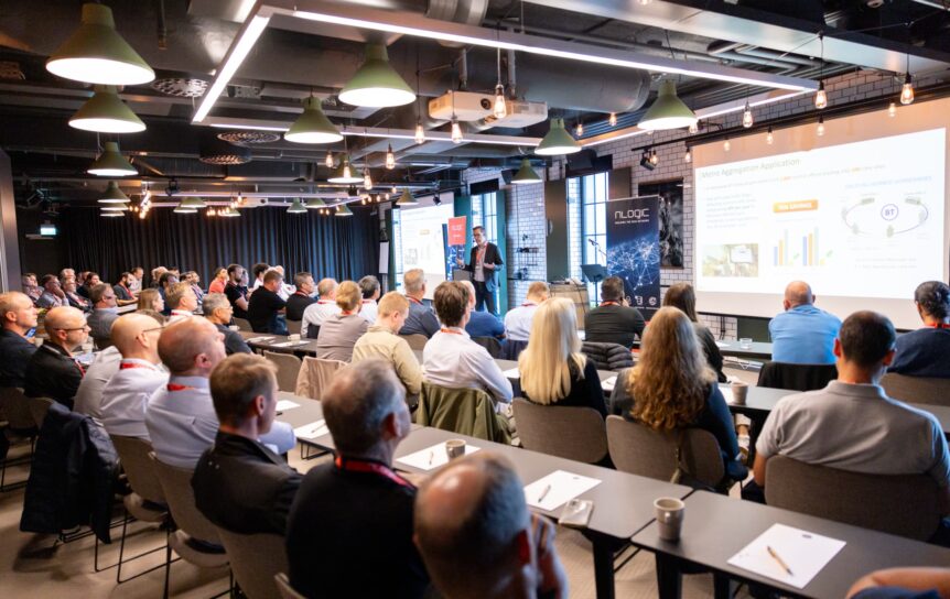 En gruppe mennesker på en nLogic-konference.