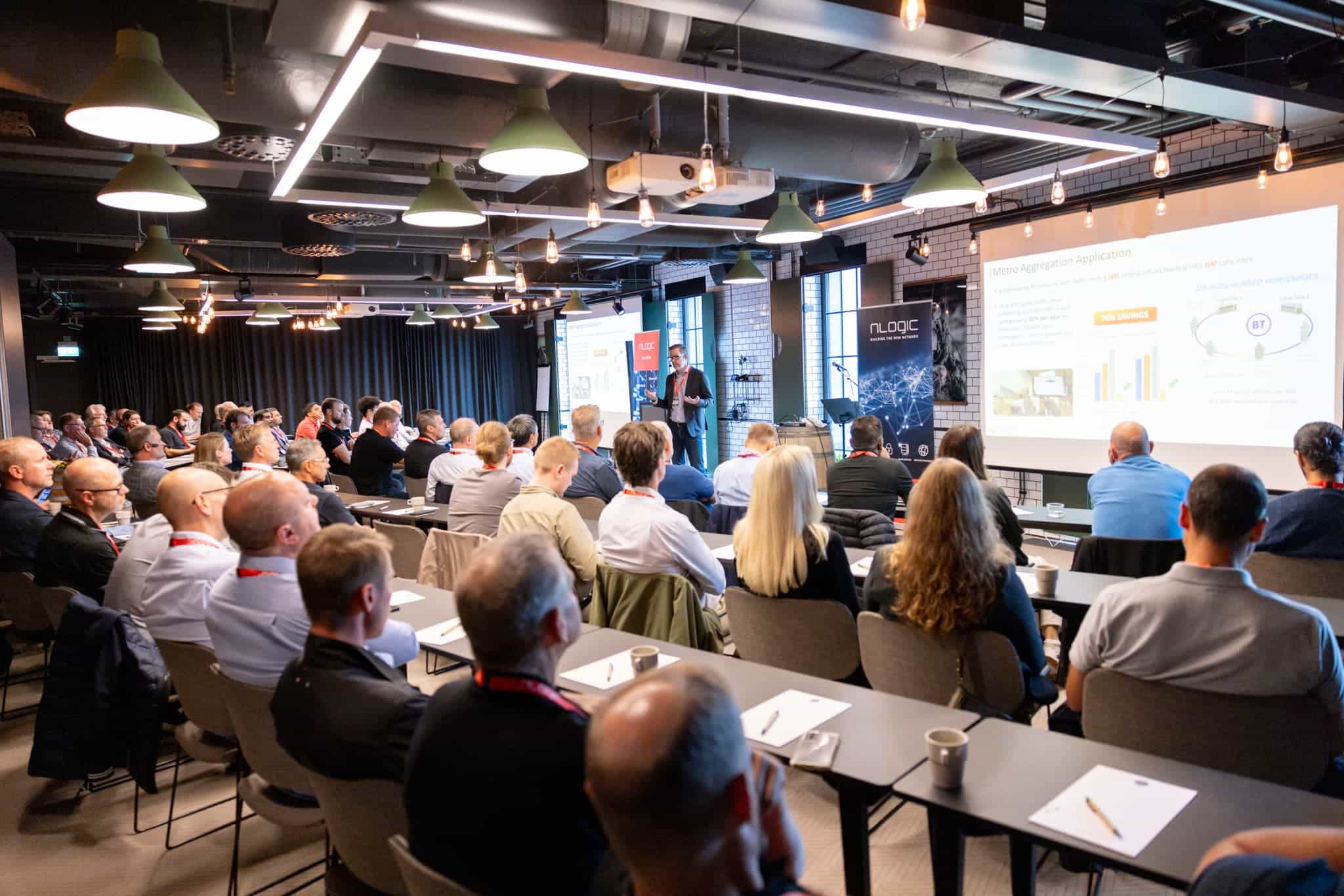 En gruppe mennesker på en nLogic-konference.