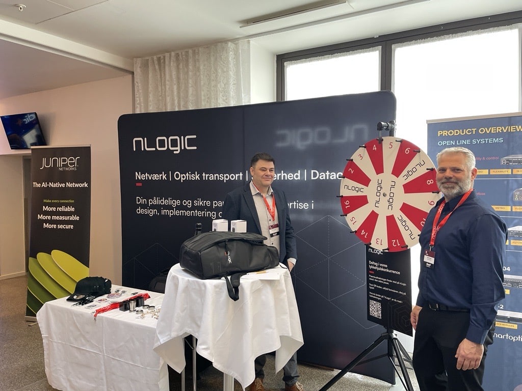 To mænd på en nLogic messestand.