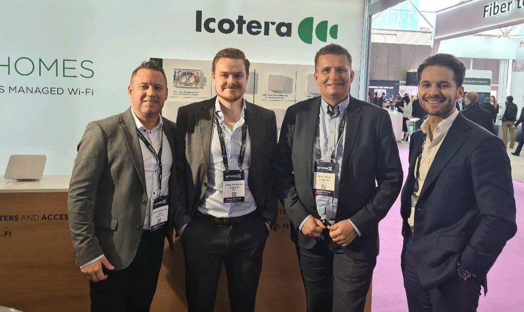 Fire nLogic-ansatte på messestand.