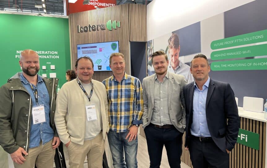 Fem nLogic-ansatte på en messestand.