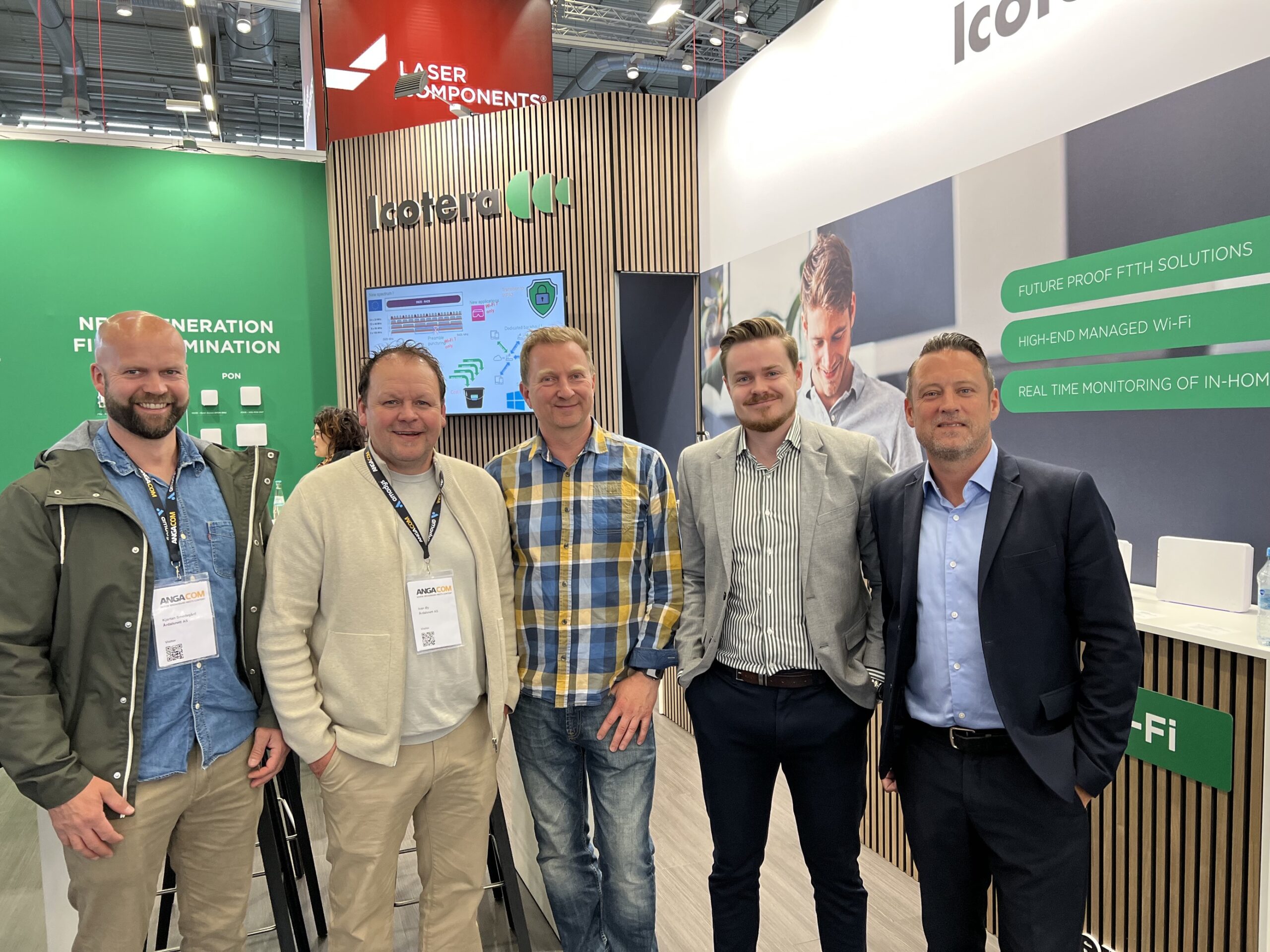 Fem nLogic-ansatte på en messestand.